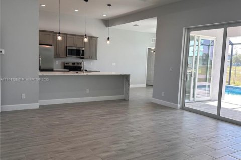House in Cape Coral, Florida 4 bedrooms № 1957966 - photo 4