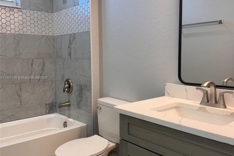 House in Cape Coral, Florida 4 bedrooms № 1957966 - photo 11