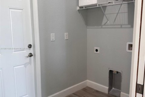 House in Cape Coral, Florida 4 bedrooms № 1957966 - photo 13