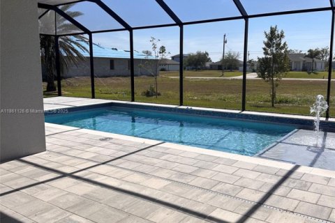 House in Cape Coral, Florida 4 bedrooms № 1957966 - photo 7