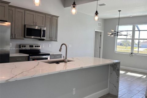 House in Cape Coral, Florida 4 bedrooms № 1957966 - photo 5