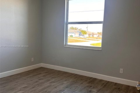 House in Cape Coral, Florida 4 bedrooms № 1957966 - photo 12