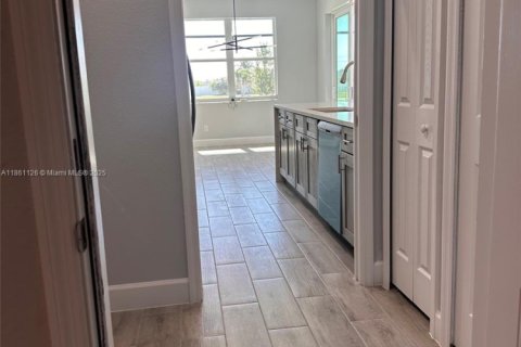 House in Cape Coral, Florida 4 bedrooms № 1957966 - photo 14