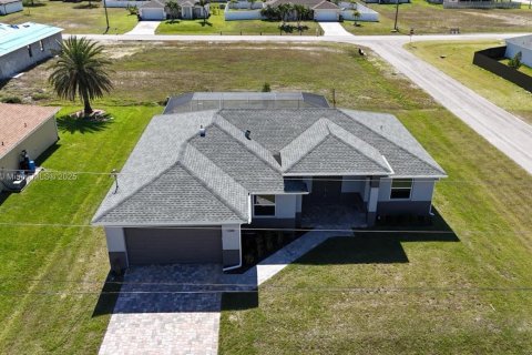 House in Cape Coral, Florida 4 bedrooms № 1957966 - photo 1