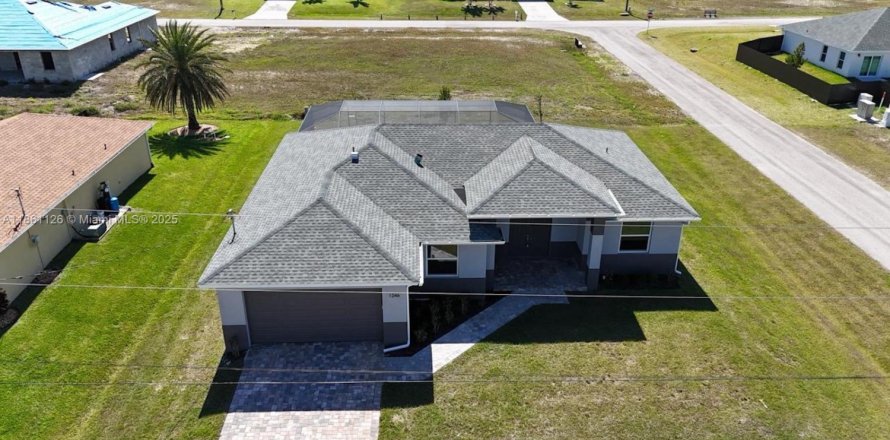 House in Cape Coral, Florida 4 bedrooms № 1957966