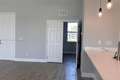 House in Cape Coral, Florida 4 bedrooms № 1957966 - photo 9