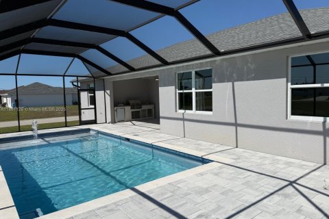 House in Cape Coral, Florida 4 bedrooms № 1957966 - photo 3