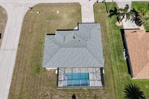 House in Cape Coral, Florida 4 bedrooms № 1957966 - photo 2