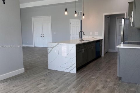 House in Cape Coral, Florida 4 bedrooms № 1957966 - photo 8