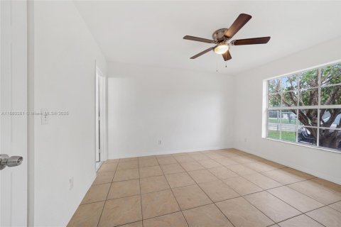 House in Dania Beach, Florida 3 bedrooms, 105.91 sq.m. № 1925013 - photo 10