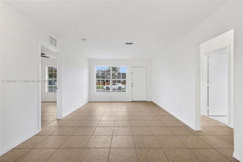 House in Dania Beach, Florida 3 bedrooms, 105.91 sq.m. № 1925013 - photo 3