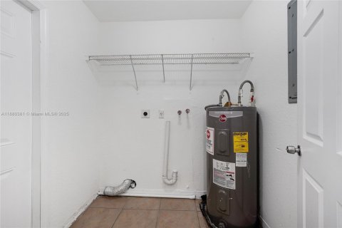 House in Dania Beach, Florida 3 bedrooms, 105.91 sq.m. № 1925013 - photo 18