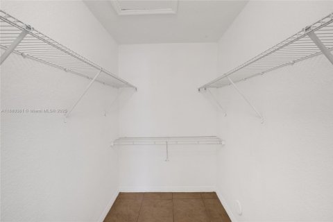 House in Dania Beach, Florida 3 bedrooms, 105.91 sq.m. № 1925013 - photo 11