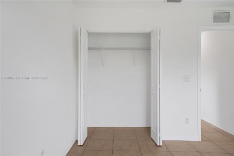 House in Dania Beach, Florida 3 bedrooms, 105.91 sq.m. № 1925013 - photo 13