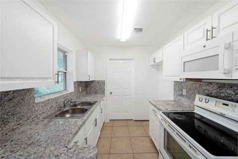 House in Dania Beach, Florida 3 bedrooms, 105.91 sq.m. № 1925013 - photo 6