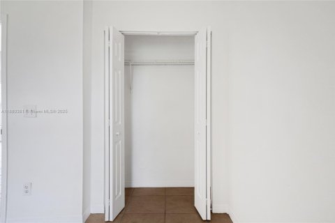 House in Dania Beach, Florida 3 bedrooms, 105.91 sq.m. № 1925013 - photo 15