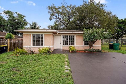 House in Dania Beach, Florida 3 bedrooms, 105.91 sq.m. № 1925013 - photo 1