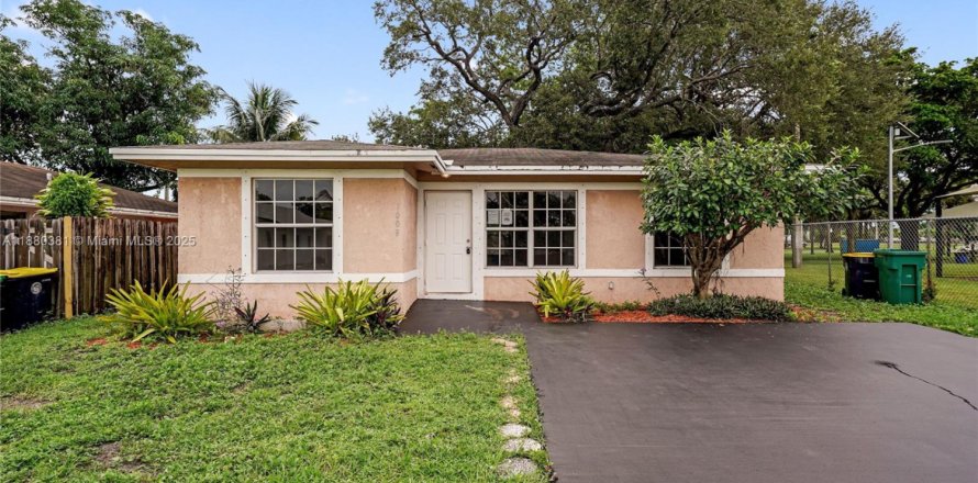 House in Dania Beach, Florida 3 bedrooms, 105.91 sq.m. № 1925013