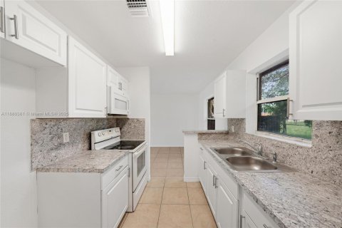 House in Dania Beach, Florida 3 bedrooms, 105.91 sq.m. № 1925013 - photo 7