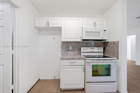 House in Dania Beach, Florida 3 bedrooms, 105.91 sq.m. № 1925013 - photo 8