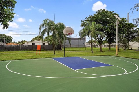 House in Dania Beach, Florida 3 bedrooms, 105.91 sq.m. № 1925013 - photo 24