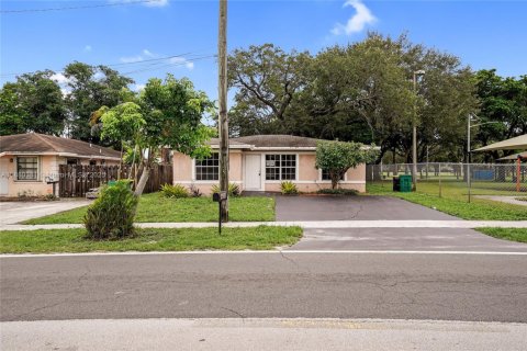 House in Dania Beach, Florida 3 bedrooms, 105.91 sq.m. № 1925013 - photo 2