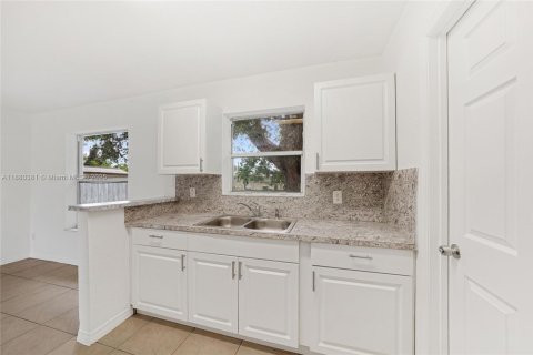 House in Dania Beach, Florida 3 bedrooms, 105.91 sq.m. № 1925013 - photo 9