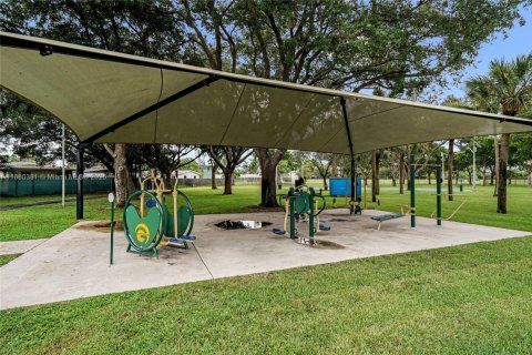 House in Dania Beach, Florida 3 bedrooms, 105.91 sq.m. № 1925013 - photo 23