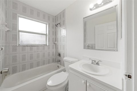 House in Dania Beach, Florida 3 bedrooms, 105.91 sq.m. № 1925013 - photo 16