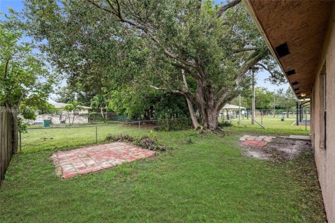 House in Dania Beach, Florida 3 bedrooms, 105.91 sq.m. № 1925013 - photo 21