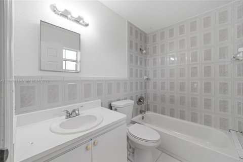 House in Dania Beach, Florida 3 bedrooms, 105.91 sq.m. № 1925013 - photo 12