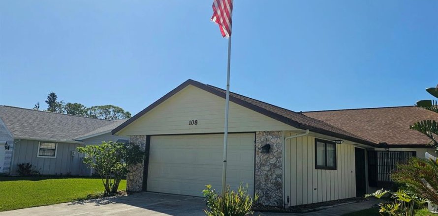 House in New Smyrna Beach, Florida 2 bedrooms, 145.67 sq.m. № 1572267