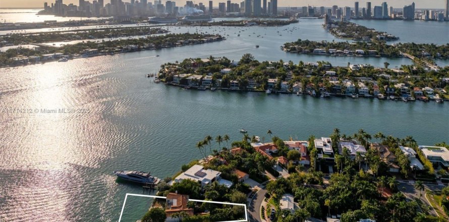 Дом в Майами-Бич, Флорида 4 спальни, 469.16м2 № 2040151