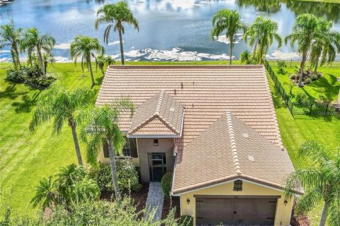 Villa ou maison à vendre à Kissimmee, Floride: 3 chambres, 190.08 m2 № 1886341 - photo 1