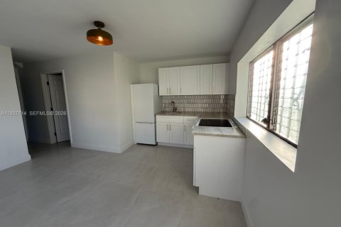 Снять в аренду виллу или дом в Майами, Флорида 1 спальня, 53.88м2, № 2079601 - фото 2