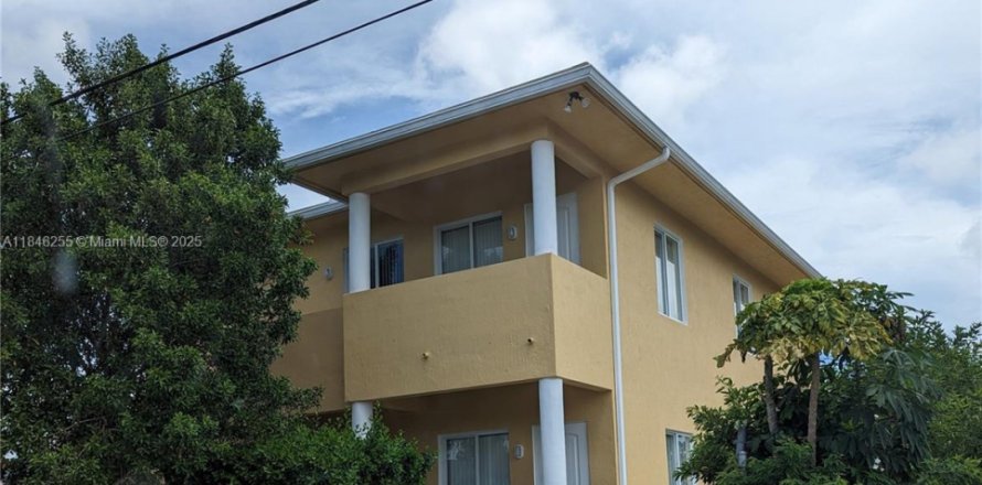 House in Miami, Florida 3 bedrooms, 311.41 sq.m. № 1880075