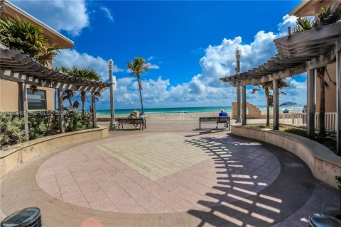 Condo in Hollywood, Florida  № 2040056 - photo 16