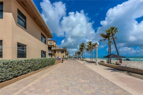 Condo in Hollywood, Florida  № 2040056 - photo 15