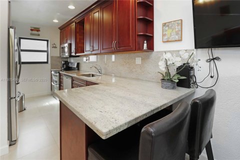 Condo in Hollywood, Florida  № 2040056 - photo 8