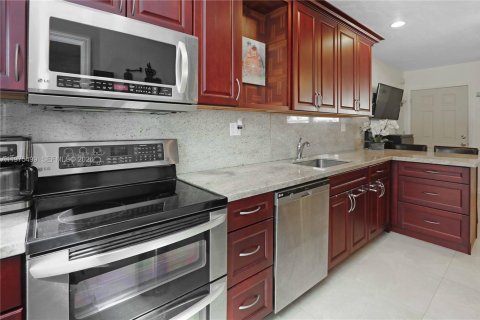 Condo in Hollywood, Florida  № 2040056 - photo 10