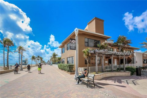 Studio in the Condo in Hollywood, Florida  № 2040056