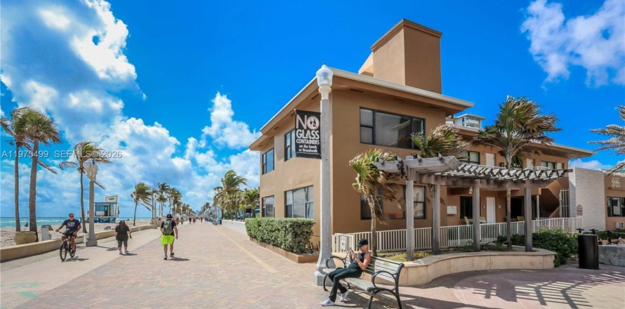 Studio in the Condo in Hollywood, Florida  № 2040056