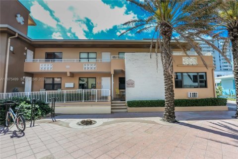 Condo in Hollywood, Florida  № 2040056 - photo 18
