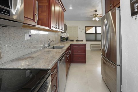 Condo in Hollywood, Florida  № 2040056 - photo 11