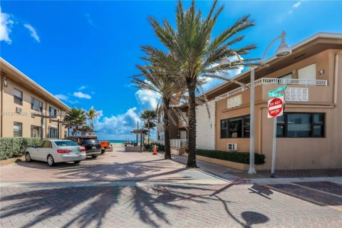 Condo in Hollywood, Florida  № 2040056 - photo 17