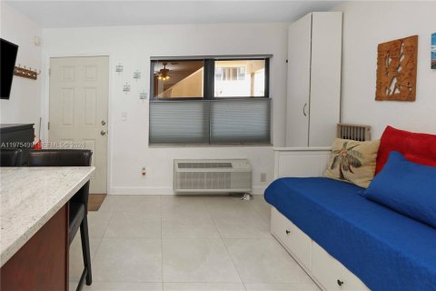 Condo in Hollywood, Florida  № 2040056 - photo 12