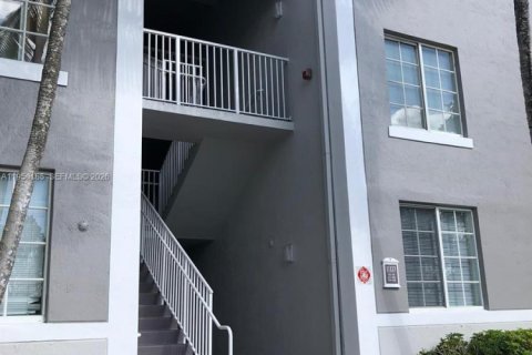 Condo in Pembroke Pines, Florida, 2 bedrooms  № 2020674 - photo 7