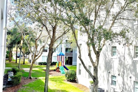 Condo in Pembroke Pines, Florida, 2 bedrooms  № 2020674 - photo 20