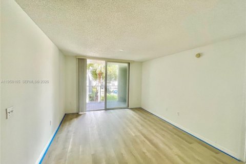 Condo in Pembroke Pines, Florida, 2 bedrooms  № 2020674 - photo 12