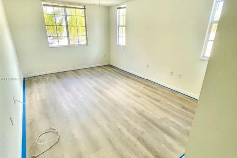 Condo in Pembroke Pines, Florida, 2 bedrooms  № 2020674 - photo 13